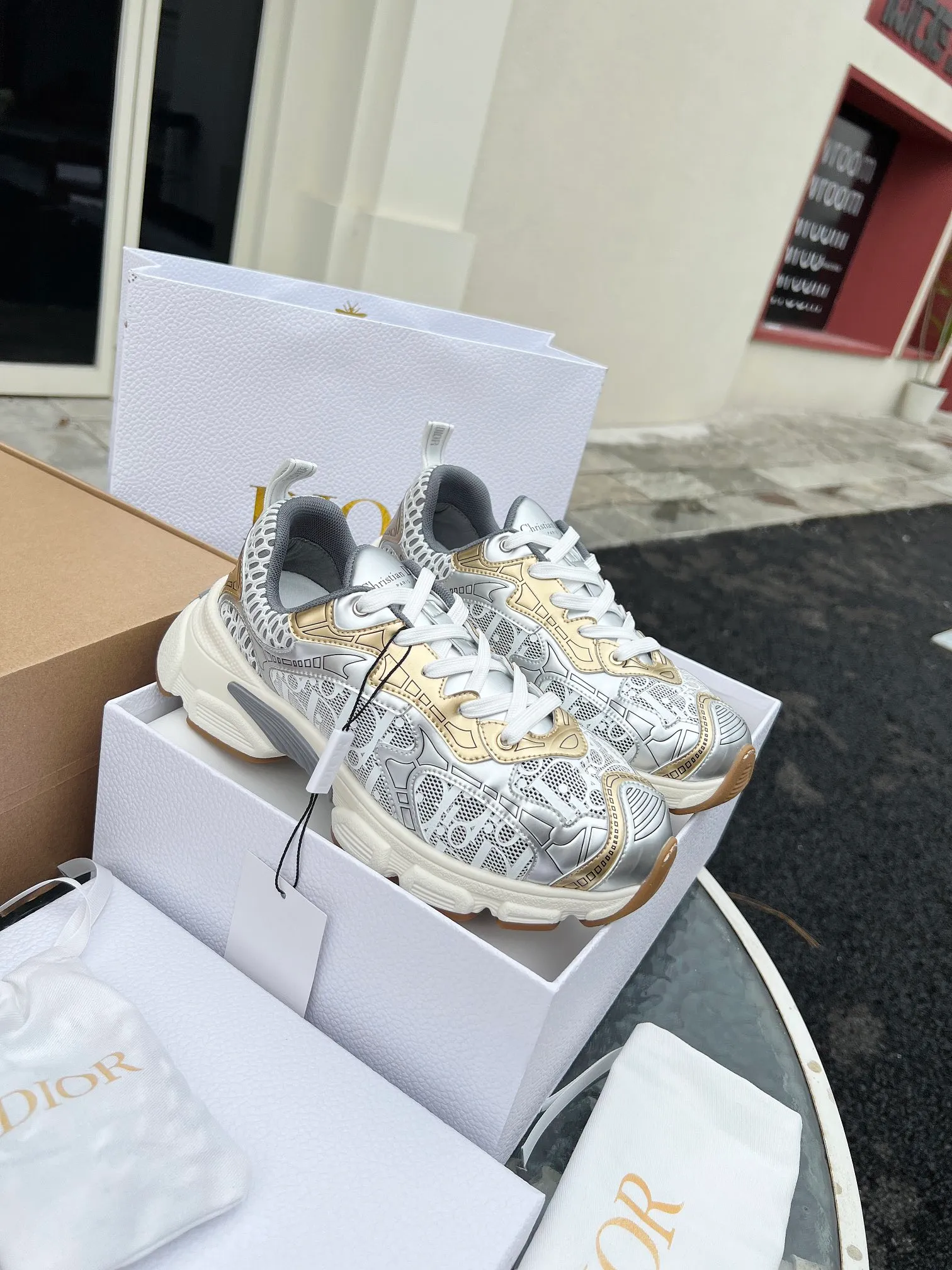 👟👟Ex-factory price 600👟👟 High version couple model🍸 Dior Dior | 2024 ˢˢDilraba, many stars have the same style. L’s 2024 spring and summer new products. The latest popular Chrono series, thick-soled mesh color-blocking running shoes, dad shoes, casual sports shoes series〰 Original purchase, development and production👍🏻This Dior Chrono sneaker is made of white and black mesh fabric with leather effect panels. The CD logo on both sides, the star patch on the tongue and the Dior logo on the heel, many details highlight the style. The two-tone laces, lightweight sole and star embellishment allow for a casual look all year round, complementing a variety of casual or elegant pieces. ♺Upper: Original imported first-layer cowhide + mesh ♺Inner lining: Original customized breathable lining ♺Outsole: Original molded EVA super light and super soft outsole ♺Heel height: 4.5cm ♺Size: Female 35-41 Male 39-45 (Female 40.41 Male 45 customized)